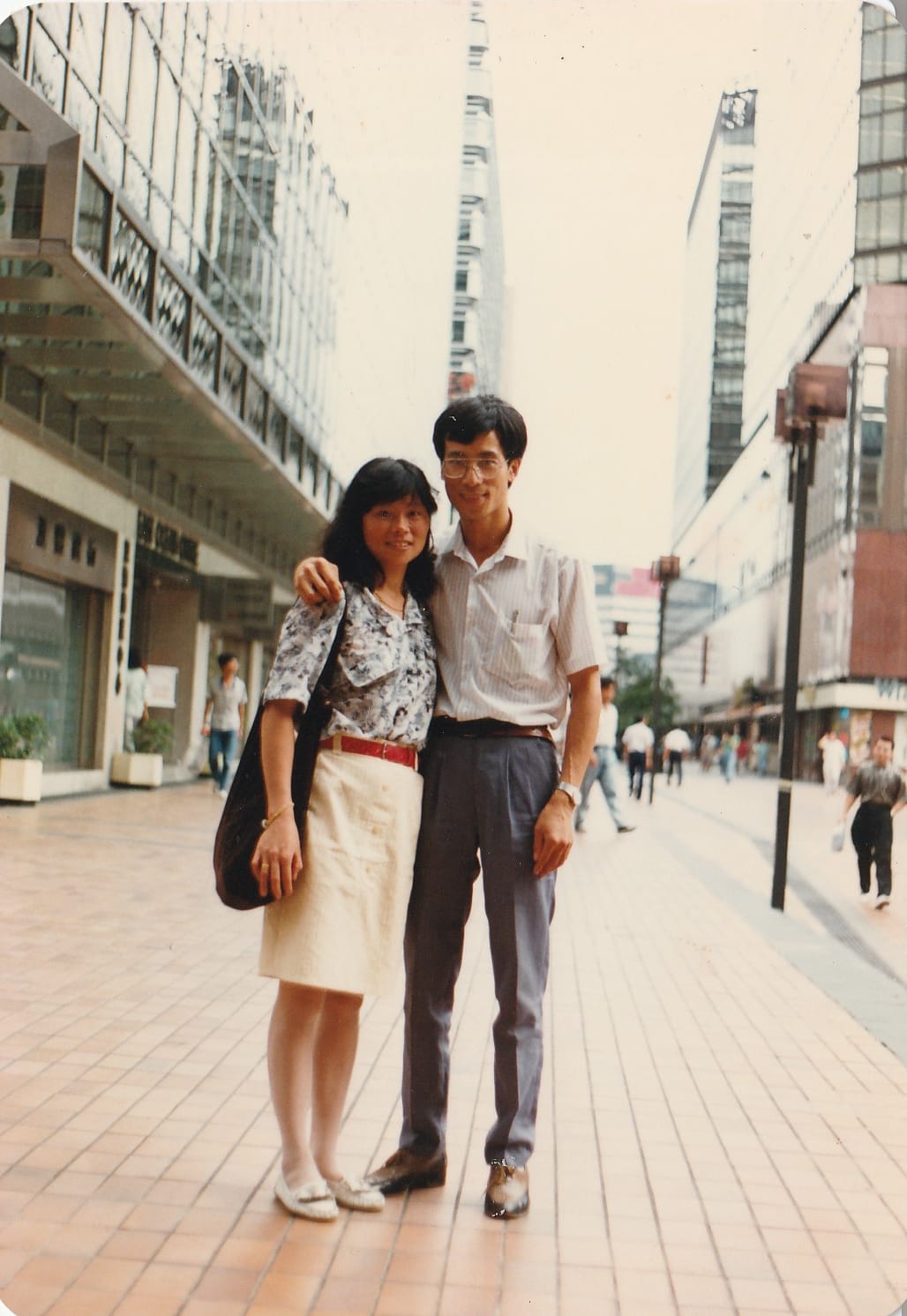 Ông Lư Bính và vợ từ Hồng Kông bay sang Úc. Ảnh chụp tại Hồng Kông. (Ảnh do ông Lư Bính cung cấp)