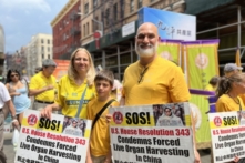 Gia đình người Mỹ gốc Iran của ông Babak Baniasadi tham gia cuộc diễu hành kỷ niệm 25 năm phản bức hại của các học viên Pháp Luân Công tại khu phố người Hoa hôm 20/07/2024. (Ảnh: Thi Bình/The Epoch Times)