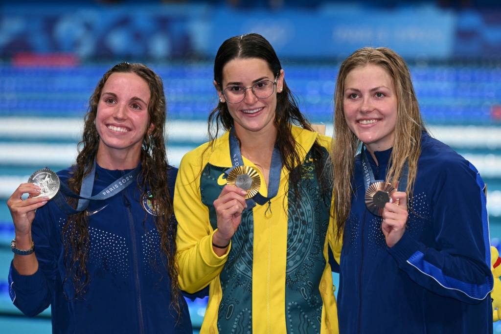 Ngày 30/07/2024, sau cuộc thi bơi ngửa 100 mét nữ tại Thế vận hội Paris, các vận động viên Regan Smith (huy chương bạc - bên trái), Kaylee McKeown (huy chương vàng - ở giữa) và Katharine Berkoff (huy chương đồng - bên phải) đã chụp ảnh chung. (Ảnh: Jonathan Nackstrand/AFP)