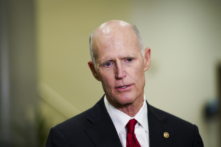 Thượng nghị sỹ Rick Scott (Cộng-Florida) trình bày trong một cuộc họp báo tại Tòa nhà Quốc hội Hoa Kỳ, vào ngày 11/07/2023. (Ảnh: Madalina Vasiliu/The Epoch Times)