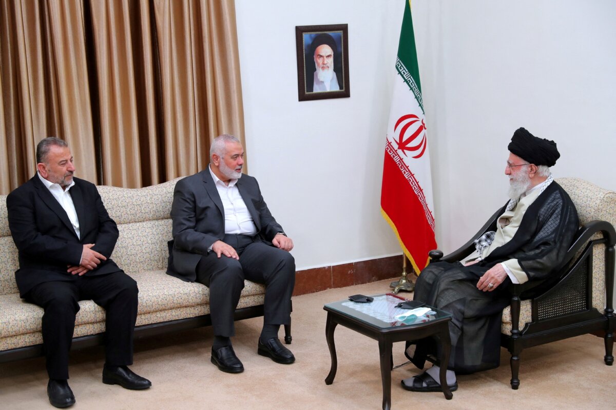 Lãnh đạo tối cao Iran Ayatollah Ali Khamenei gặp lãnh đạo cao nhất của nhóm Hamas của Palestine, ông Ismail Haniyeh, tại Tehran, Iran, hôm 21/06/2023. (Ảnh: Văn phòng Lãnh đạo Tối cao Iran/WANA/Reuters)