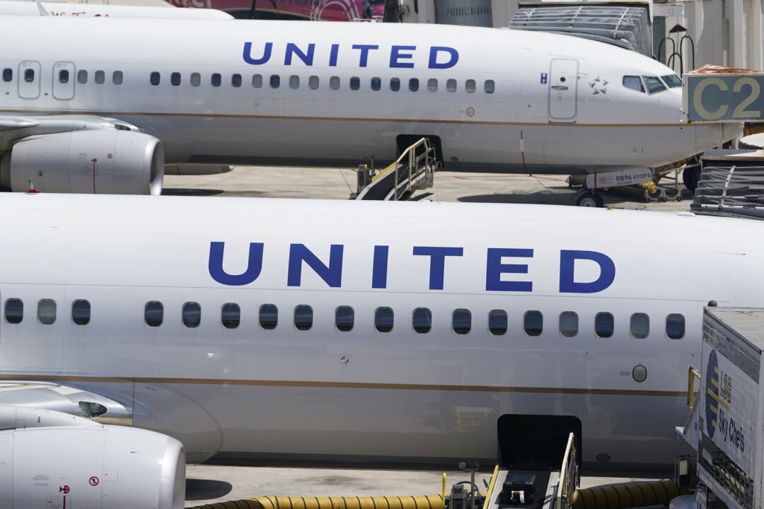 Hai chiếc Boeing 737 của United Airlines đậu ở cổng Phi trường Quốc tế Fort Lauderdale-Hollywood ở Fort Lauderdale, Florida, ngày 07/07/2022. (Ảnh: Wilfredo Lee/AP)