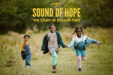 Bộ phim “Sound of Hope” (Thanh  m Hy Vọng) dựa trên câu chuyện có thật về một thị trấn nhỏ ở miền Đông Texas, nơi đã nhận nuôi 77 trẻ em bị lạm dụng và bỏ rơi ở hệ thống chăm sóc thay thế. (Ảnh: Angel Studios)