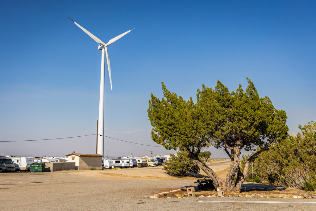 Một hệ thống tua-bin gió bên ngoài Palmdale, California, hôm 10/07/2024. Tổng số người vô gia cư ở Palmdale đã tăng từ 177 trong năm 2023 lên 537 trong năm 2024. (Ảnh: John Fredricks/The Epoch Times)