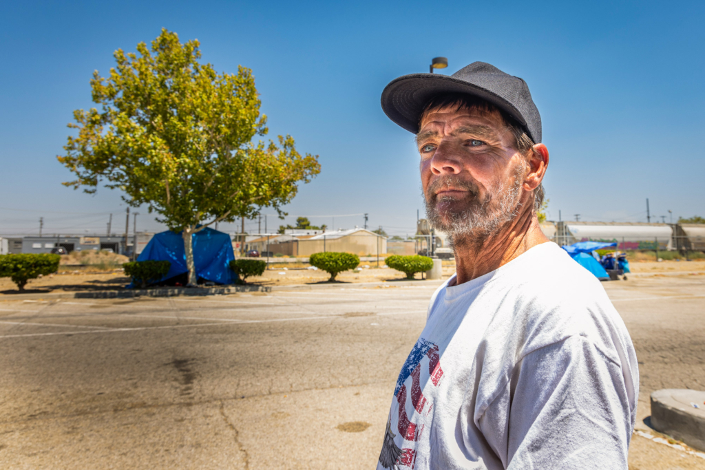 Ông Michael, một người đàn ông vô gia cư, đi ngang qua một khu vực có các lều trại của người vô gia cư, gần Lancaster, California, hôm 10/07/2024. (Ảnh: John Fredricks/The Epoch Times)