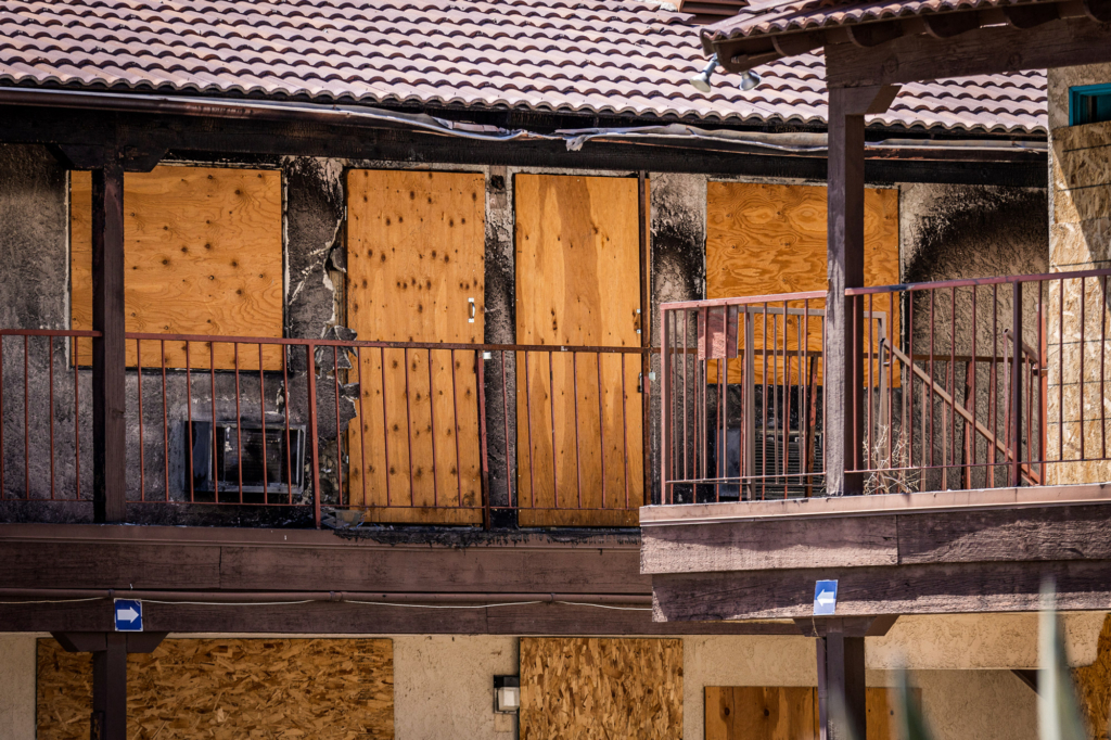 Người vô gia cư sống trong Nhà nghỉ Lancaster Inn bỏ hoang ở Lancaster, California, hôm 10/07/2024. (Ảnh: John Fredricks/The Epoch Times)