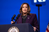 Phó Tổng thống Kamala Harris trình bày tại Hội nghị Quốc gia lần thứ 88 của Nghiệp đoàn Giáo viên Hoa Kỳ ở Houston, Texas, hôm 25/07/2024. (Ảnh: Montinique Monroe/Getty Images)