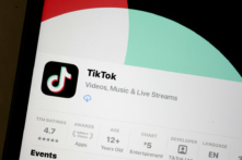 Ứng dụng TikTok được hiển thị trên một màn hình iPhone ở Miami, Floria, hôm 24/04/2024. (Ảnh: Joe Raedle/Getty Images)