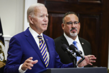 Tổng thống Joe Biden, cùng với Bộ trưởng Giáo dục Miguel Cardona, nói về khoản nợ vay thời sinh viên, tại Phòng Roosevelt của Tòa Bạch Ốc vào ngày 24/08/2022. (Ảnh: Alex Wong/Getty Images)