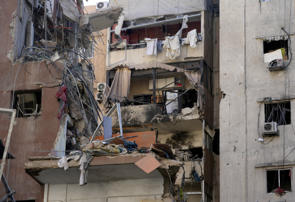 Các tòa nhà bị hư hại trong cuộc không kích hôm 30/07 của Israel ở vùng ngoại ô phía nam Beirut vào ngày 31/07/2024. (Ảnh: The Canadian Press/AP/Hussein Malla)