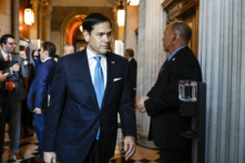 Thượng nghị sỹ Marco Rubio (Cộng Hòa-Florida) bước đi trong Tòa nhà Quốc hội Hoa Kỳ vào ngày 02/08/2022. (Ảnh: Anna Moneymaker/Getty Images)