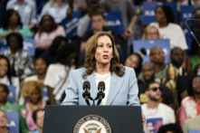 Phó Tổng thống Hoa Kỳ Kamala Harris và là ứng cử viên tổng thống Đảng Dân Chủ nói tại một cuộc vận động tranh cử tại Trung tâm Hội nghị của Tiểu bang Georgia ở Atlanta, hôm 30/07/2024. (Ảnh: Megan Varner/Getty Images)