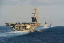 Hàng không mẫu hạm USS Abraham Lincoln (CVN 72) (trái), khu trục hạm phòng không HMS Defender (D 36) của Hải quân Hoàng gia Anh, và khu trục hạm mang hỏa tiễn dẫn đường USS Farragut (DDG 99) đi qua eo biển Hormuz vào ngày 19/11/2019. (Ảnh: Zachary Pearson/Hải quân Hoa Kỳ qua Getty Images)