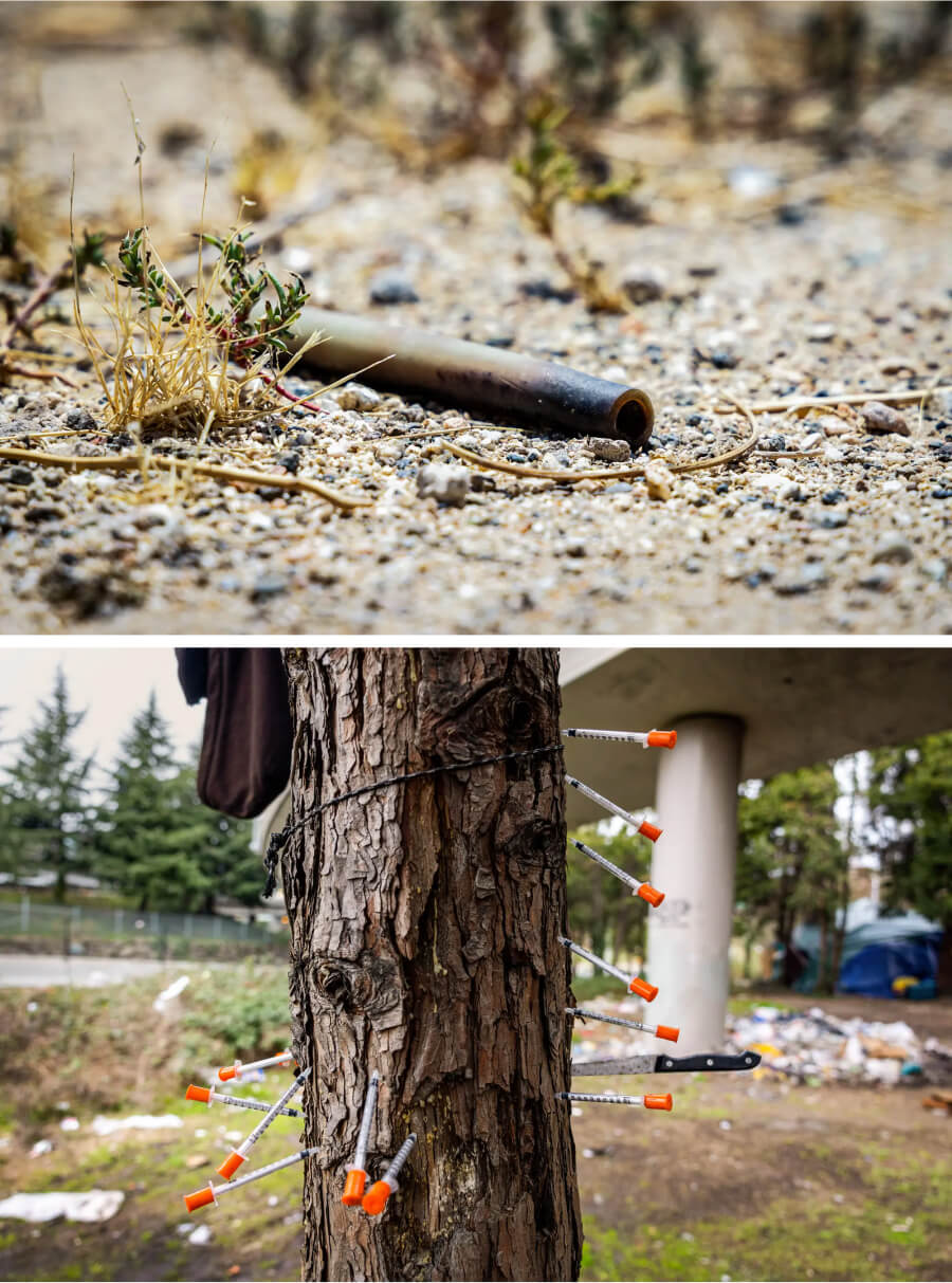 (Ảnh trên) Một ống dùng để đựng ma túy nằm gần một khu cắm trại của người vô gia cư ở Lancaster, California, hôm 10/07/2024. (Ảnh dưới) Những ống chích heroin đã qua sử dụng được ghim vào thân cây tại một khu cắm trại của người vô gia cư ở Seattle, vào ngày 13/03/2022. (Ảnh: John Fredricks/The Epoch Times, John Moore/Getty Images)